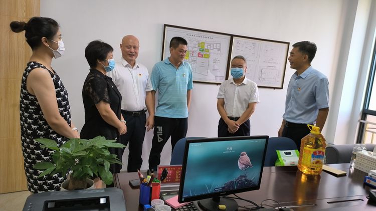 市國(guó)資委黨委委員、副主任楊樹(shù)坤一行慰問(wèn)市環(huán)發(fā)公司抗疫服務(wù)志愿者