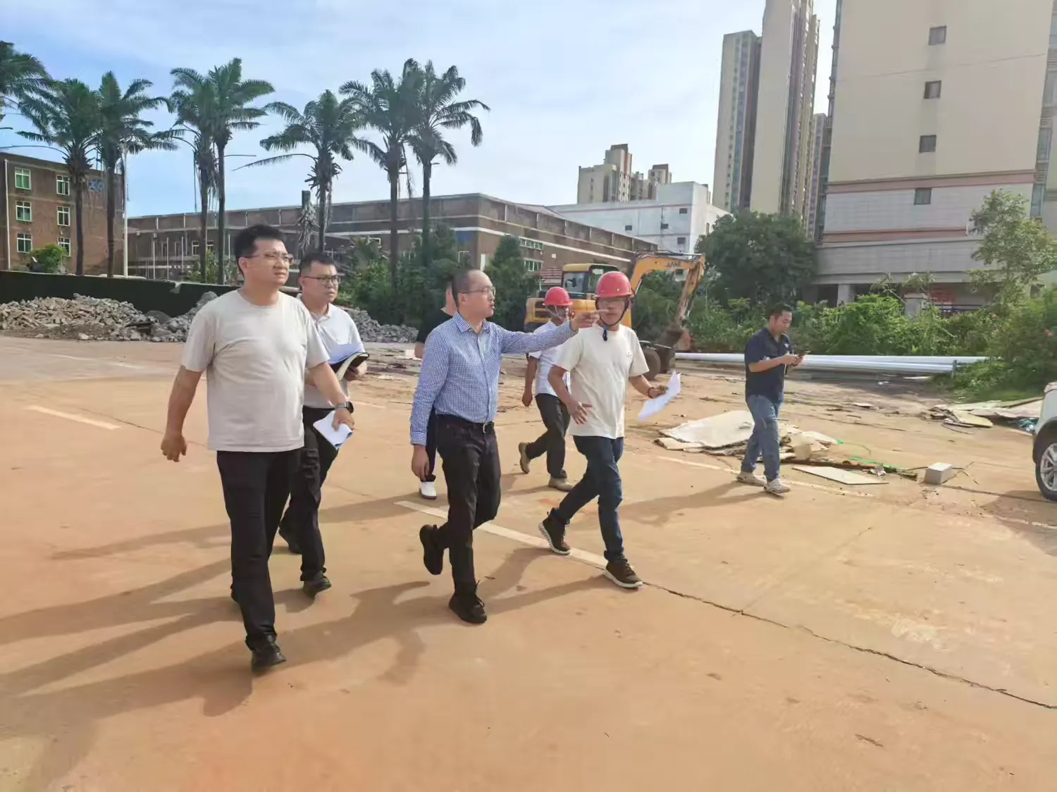 ?？诰C保區(qū)管委會(huì)楊義主任一行調(diào)研?？诮鸨P制造業(yè)聚集區(qū)創(chuàng)新中心（一期）項(xiàng)目(圖1)